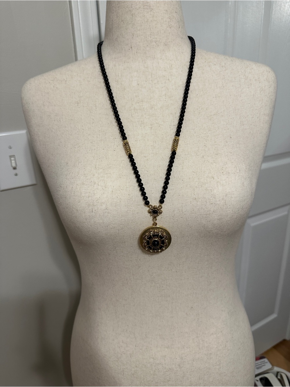 Vintage 1928 Black and Gold Beaded Pendant Necklace - Picture 2 of 7